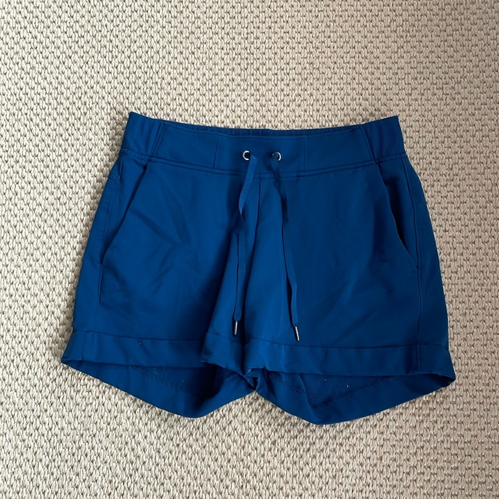 Athleta blue pull on shorts size 4 tall